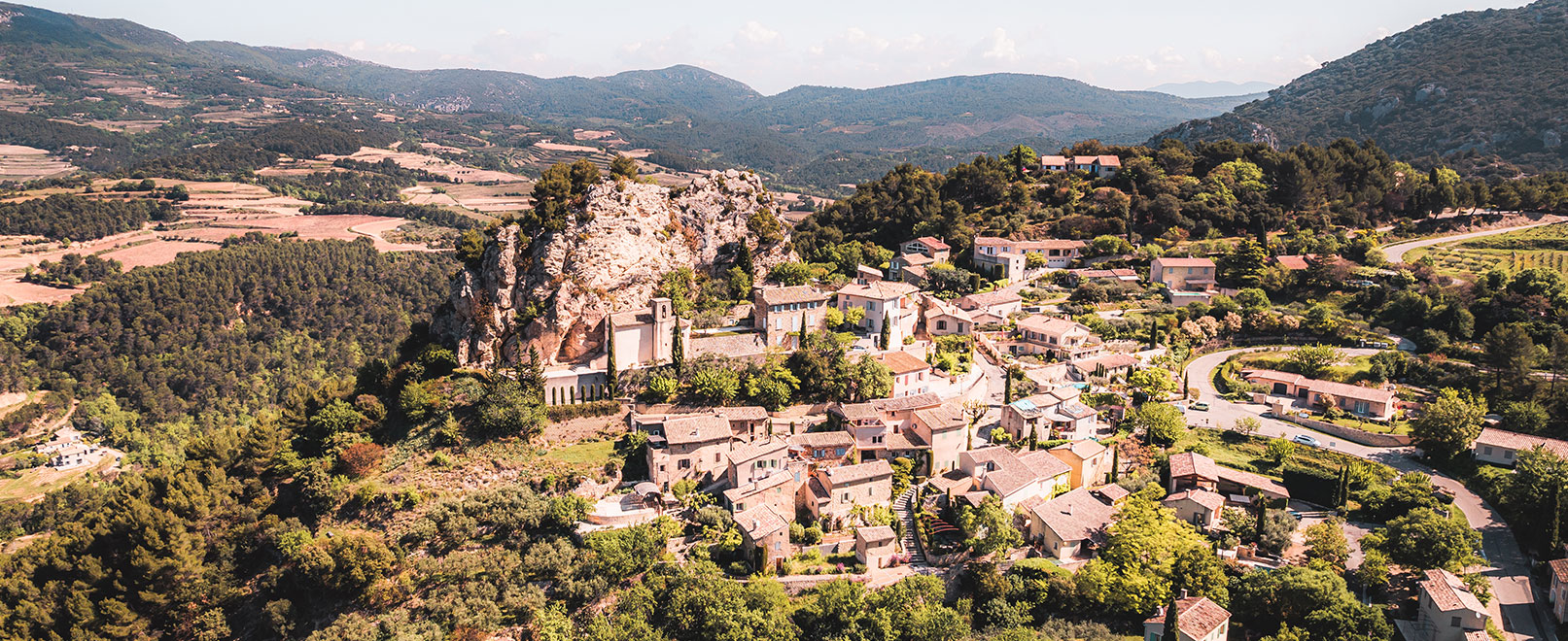 Roque Alric pueblo en Provenza © Lezbroz